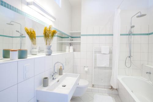 柏林Family-friendly Waterfront Loft, 3 Bedrooms, 130 m2的白色的浴室设有水槽和卫生间。