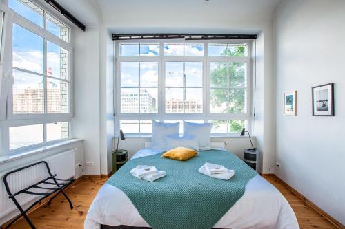 柏林Family-friendly Waterfront Loft, 3 Bedrooms, 130 m2的一间卧室配有一张床,上面有两条毛巾