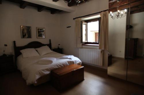 贝纳斯克Alacran Home的一间卧室设有一张床和一个窗口