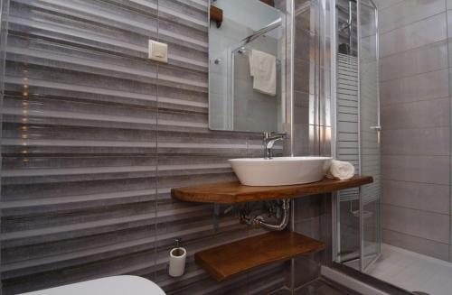 波尔塔里亚IATROU HOUSE- villa WITH INCREDIBLE VIEW的一间带水槽和玻璃淋浴的浴室