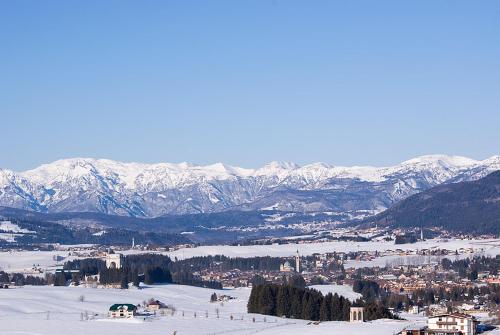 加廖Chalet Orchidea的享有雪中小镇和山脉的美景