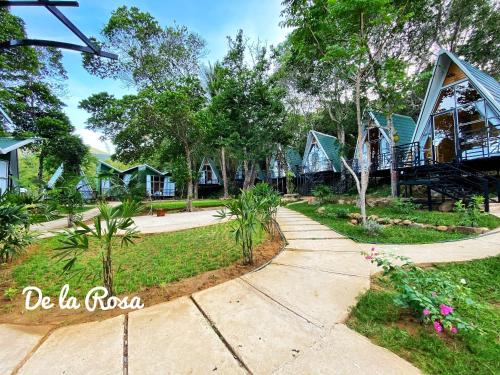 昆岛Homestay De la Rosa - Côn Đảo的连排的小屋,有树木和人行道