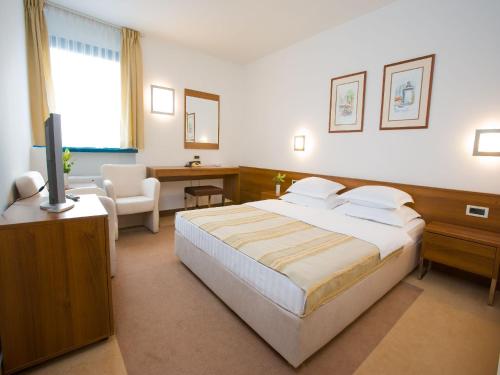 拉古纳泽格布酒店客房内的一张或多张床位