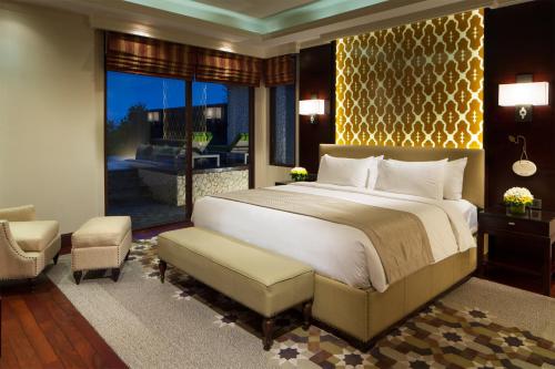努沙杜瓦巴厘岛萨玛贝别墅酒店的一间带大床的卧室和一个阳台
