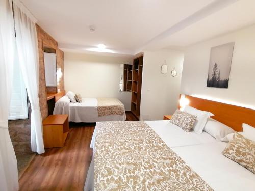 圣地亚哥－德孔波斯特拉阿诺萨旅馆的酒店客房,设有两张床和一张沙发