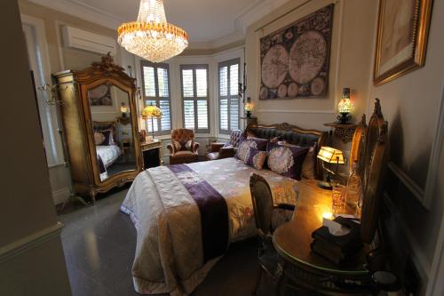 约克约克塔楼旅馆的一间卧室配有一张床、一张桌子和一个吊灯。
