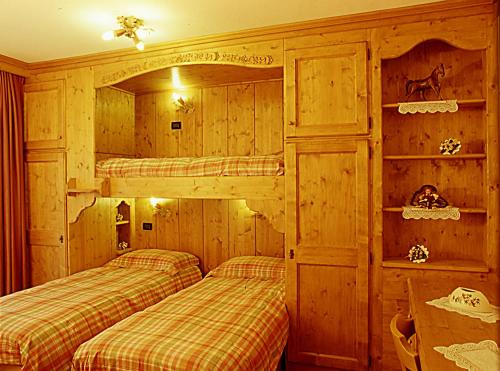 瓦尔布鲁纳Agriturismo Prati Oitzinger的木墙客房的两张双层床