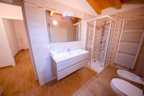阿科Easy & Modern的浴室配有白色水槽和淋浴。