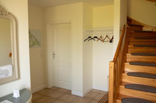 朗克维茨Familienidyll - Komfort, riesiger Garten & Badespaß的走廊上设有楼梯和白色门