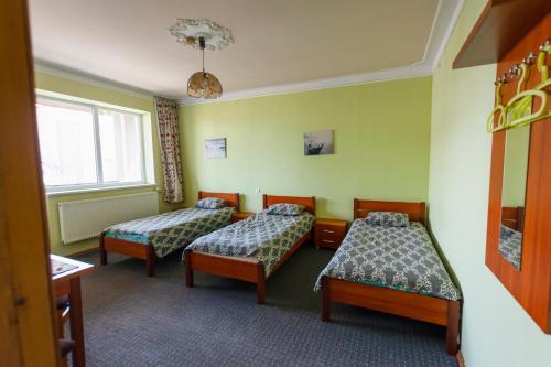 考纳斯里贾纳宾馆的酒店客房设有两张床和窗户。