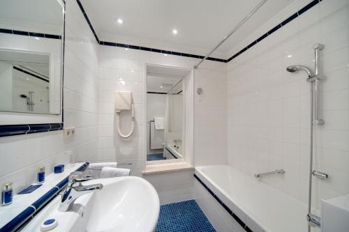 卢森堡克拉瓦兹大酒店的一间带水槽、浴缸和淋浴的浴室