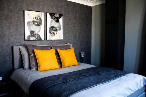 里姆斯特A Bascule Bed and Breakfast Maastricht的一间卧室配有一张带黄色枕头的床