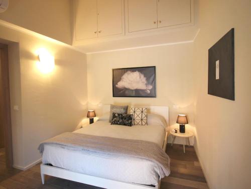 加尔伦达Cabanè Bed and Breakfast的一间卧室配有一张带两盏灯的床。