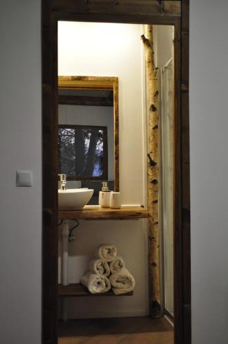 维埃拉·多米尼奥Secret do Gerês的浴室配有盥洗盆、镜子和毛巾