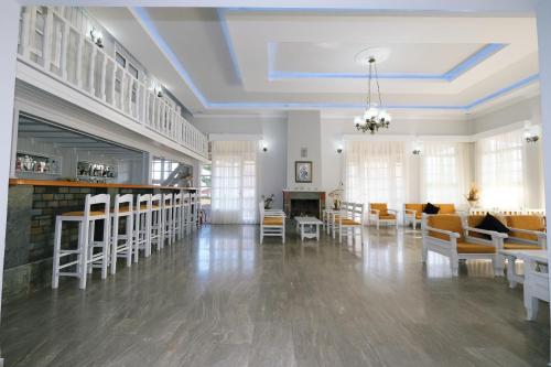 米里纳艾菲斯酒店的大型客厅配有白色家具和壁炉
