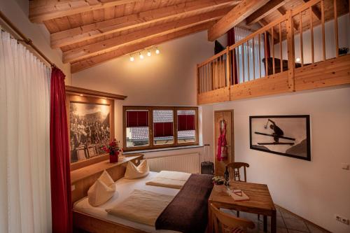 巴特欣德朗格斯富茵维森古瑞德酒店的一间卧室配有一张床和一张书桌