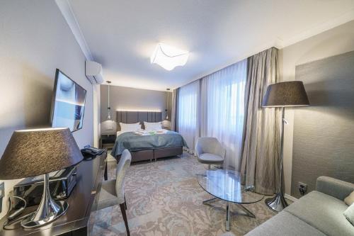 库克斯港都恩斯塔兰德酒店的酒店客房,配有床和沙发