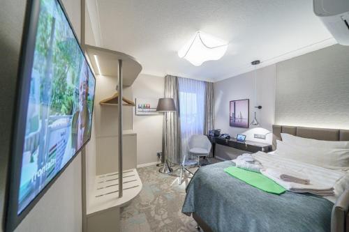 库克斯港都恩斯塔兰德酒店的配有一张床和一台平面电视的酒店客房