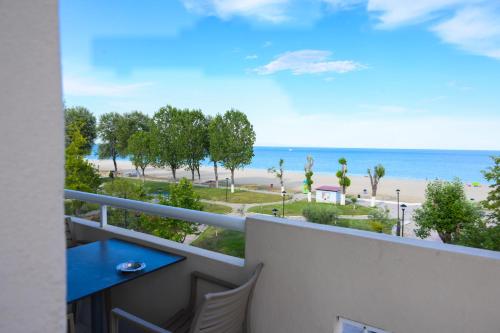 奥林匹亚基·阿克蒂Giorgos Apartments Sea View的享有海滩美景的阳台