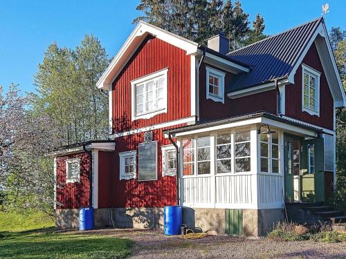 Storvik5 person holiday home in STORVIK的红色和白色的房子,有很多窗户