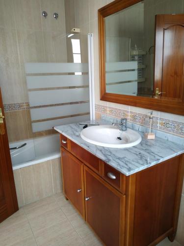 滨海罗克塔斯Oktheway Vivas Aguadulce的浴室配有盥洗盆、镜子和浴缸
