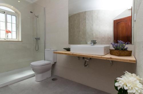 阿尔布费拉Albuera Villa的浴室配有盥洗盆、卫生间和浴缸。