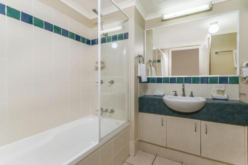 道格拉斯港海湾别墅度假酒店的带浴缸、水槽和淋浴的浴室