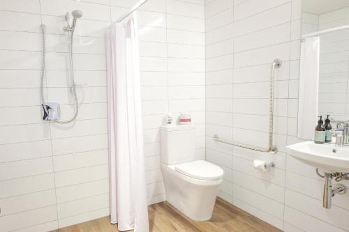 瓦纳卡瓦纳卡西草甸汽车旅馆的白色的浴室设有卫生间和水槽。