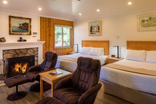 太平洋丛林安德里尔壁炉小屋酒店的酒店客房设有两张床和壁炉
