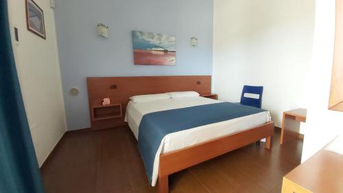 玛格丽塔萨沃亚Residence Bandiera Gialla的一间卧室配有一张带蓝白色床单的大床