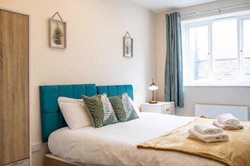 大雅茅斯South Quay Penthouse - 2 Bed的一间卧室配有一张大床和蓝色床头板