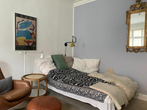 哥本哈根哥本哈根308公寓的一间卧室配有一张床、一把椅子和镜子