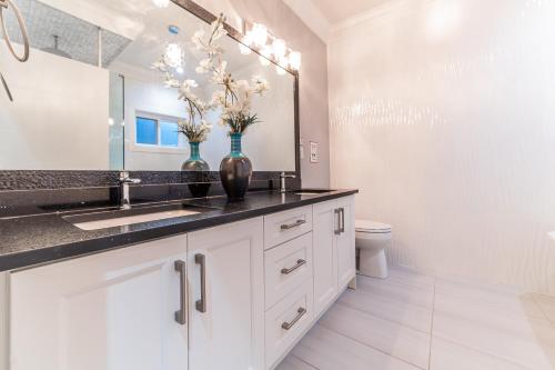 萨里Kim's Place的白色的浴室设有水槽和卫生间。