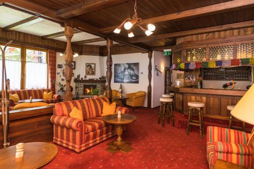 采尔马特贝斯坎普酒店的客厅配有沙发和桌子