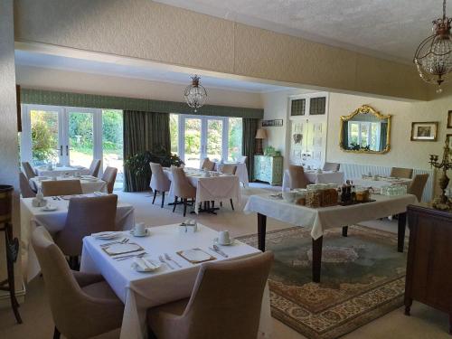 利斯卡德潘库比特乡村民宿的一间设有白色桌椅的用餐室