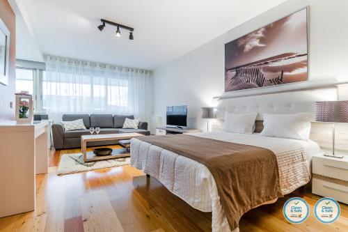 波尔图波尔图博阿维斯塔RS公寓的一间卧室设有一张床和一间客厅。