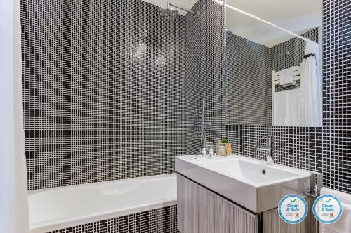 波尔图波尔图博阿维斯塔RS公寓的浴室配有盥洗盆、浴缸和盥洗盆