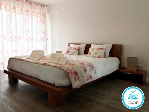 FozCoudelaria Residence的一间卧室配有一张大床和两把椅子