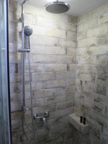 瓦西里科斯波尔图格拉卡斯别墅的带淋浴的浴室(带石墙)