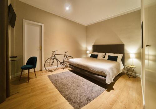 菲乌吉旅游健康及美容酒店的一间卧室配有一张床,里面装有自行车