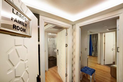 伊斯坦布尔奥雅苏丹酒店的走廊设有步入式淋浴间和客房