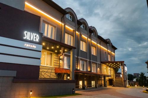 伊万诺-弗兰科夫斯克Готельно-рестораний комплекс Silver的一面有银色标志的建筑物