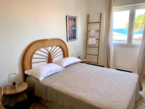 阿尔加约拉Casa Orfea的一间卧室设有一张大床和一个窗户。