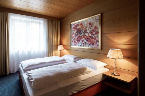 奥蒂塞伊斯特拉公寓别墅酒店的一间卧室设有一张大床和一个窗户。