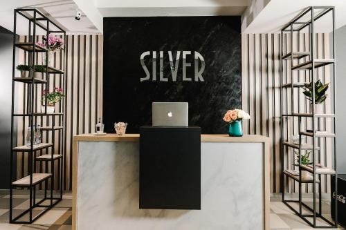 伊万诺-弗兰科夫斯克Готельно-рестораний комплекс Silver的一张桌子上墙上的黑白标志,上面有笔记本电脑