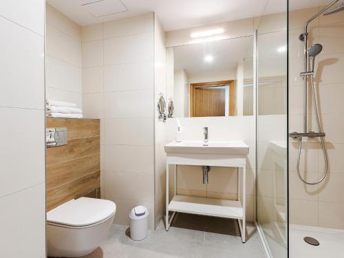 科沃布热格VacationClub – Seaside Apartament 110的浴室配有卫生间、盥洗盆和淋浴。