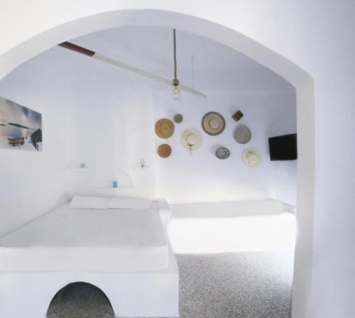阿基奥斯基利考斯stamatia's rooms的白色的客房配有床和吊扇。