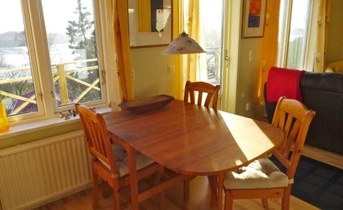 卢恩斯基尔贵族山林小屋的窗户客房内的一张木桌和椅子