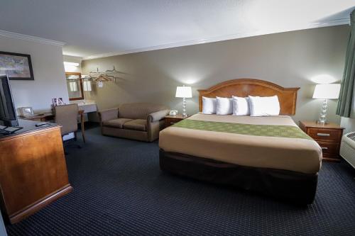 University Inn & Suites客房内的一张或多张床位