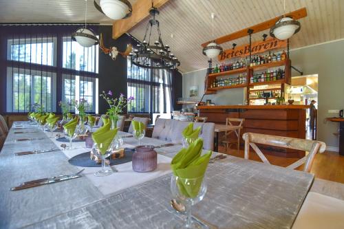 FöllingeBig River Camp Hotel & Spa的用餐室配有带玻璃杯的长桌